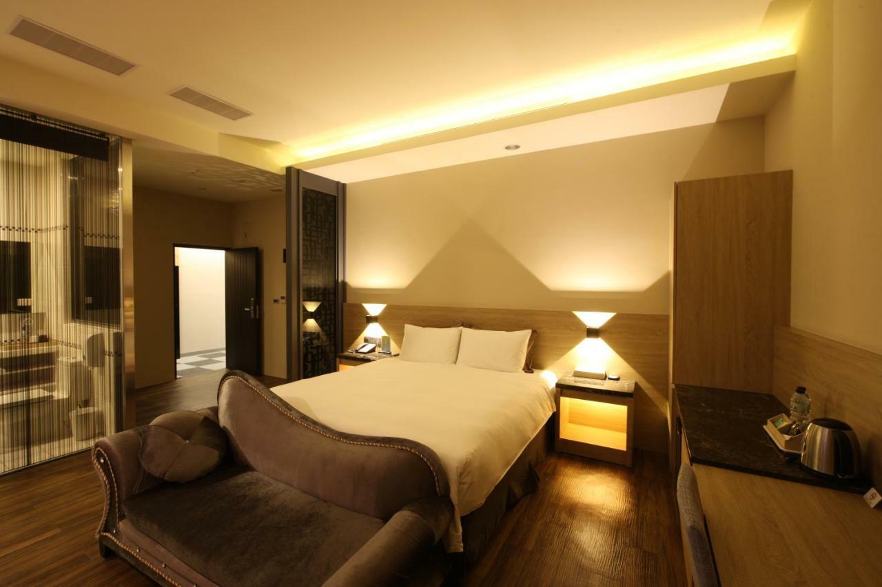 Yu Chun Hotel Taichung Extérieur photo